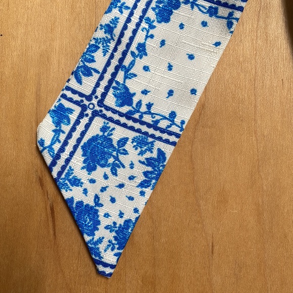 Urban Outfitters Darling Draped Bow Scrunchie Floral Blue - Picture 5 of 7